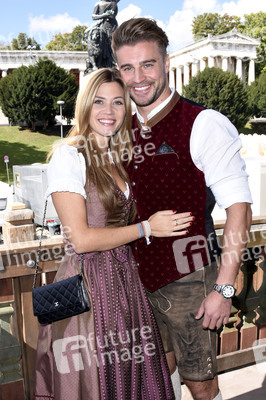 Barbie Wiesntreff in Käfers Wiesn-Schänke beim Oktoberfest 2018 in München