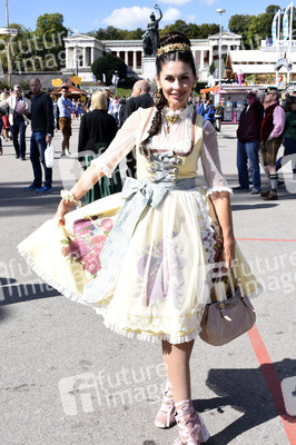 Ingolstadt Village Wiesntreff im Schützen Festzelt beim Oktoberfest 2018 in München