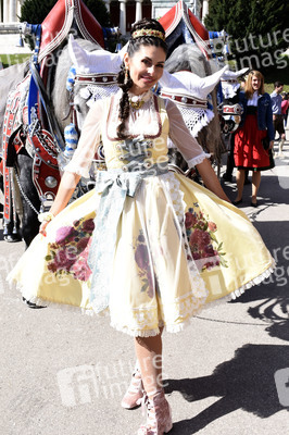 Ingolstadt Village Wiesntreff im Schützen Festzelt beim Oktoberfest 2018 in München