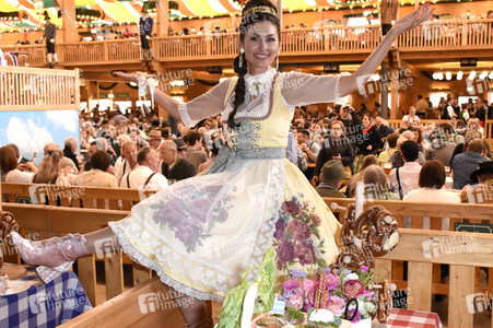 Ingolstadt Village Wiesntreff im Schützen Festzelt beim Oktoberfest 2018 in München