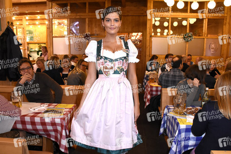 Ingolstadt Village Wiesntreff im Schützen Festzelt beim Oktoberfest 2018 in München