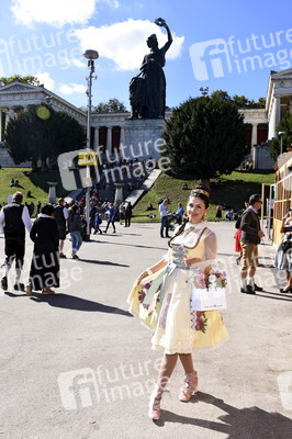 Ingolstadt Village Wiesntreff im Schützen Festzelt beim Oktoberfest 2018 in München