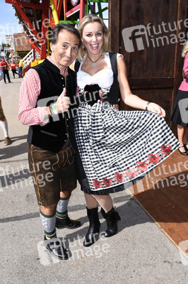 3. Wiesn Charity Lunch im Festzelt Zur Bratwurst beim Oktoberfest 2018 in München