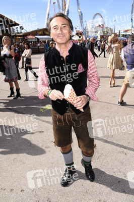 3. Wiesn Charity Lunch im Festzelt Zur Bratwurst beim Oktoberfest 2018 in München