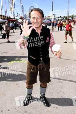 3. Wiesn Charity Lunch im Festzelt Zur Bratwurst beim Oktoberfest 2018 in München