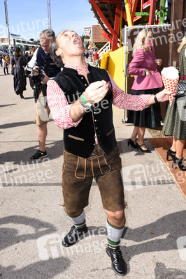 3. Wiesn Charity Lunch im Festzelt Zur Bratwurst beim Oktoberfest 2018 in München