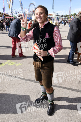 3. Wiesn Charity Lunch im Festzelt Zur Bratwurst beim Oktoberfest 2018 in München
