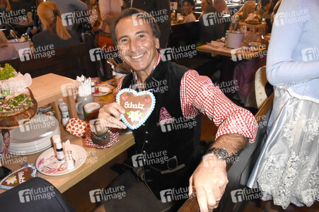 3. Wiesn Charity Lunch im Festzelt Zur Bratwurst beim Oktoberfest 2018 in München