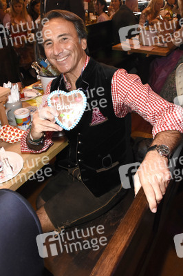 3. Wiesn Charity Lunch im Festzelt Zur Bratwurst beim Oktoberfest 2018 in München