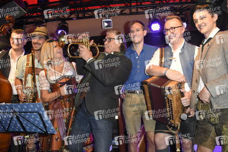 3. Wiesn Charity Lunch im Festzelt Zur Bratwurst beim Oktoberfest 2018 in München