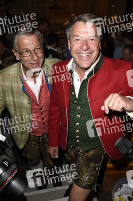 In Kufflers Weinzelt auf dem Oktoberfest 2018 in München