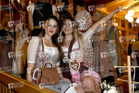 Madlwiesn im Schützen-Festzelt auf dem Oktoberfest 2018 in München