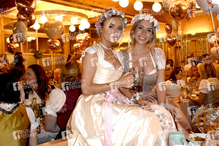Madlwiesn im Schützen-Festzelt auf dem Oktoberfest 2018 in München