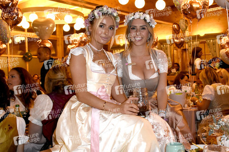 Madlwiesn im Schützen-Festzelt auf dem Oktoberfest 2018 in München