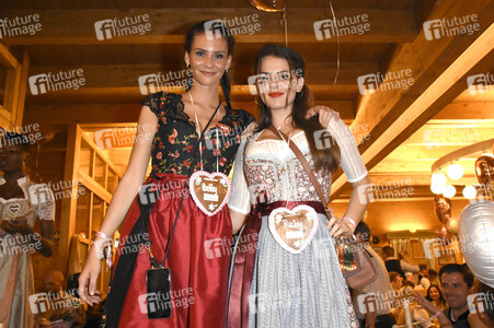 Madlwiesn im Schützen-Festzelt auf dem Oktoberfest 2018 in München