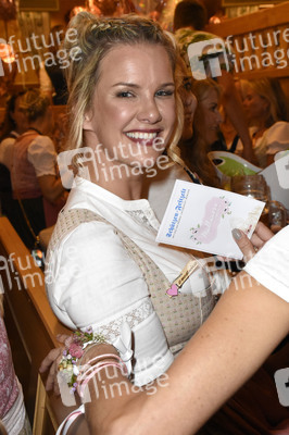 Madlwiesn im Schützen-Festzelt auf dem Oktoberfest 2018 in München