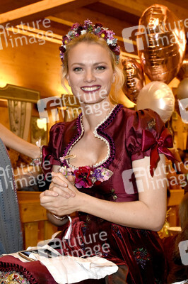 Madlwiesn im Schützen-Festzelt auf dem Oktoberfest 2018 in München