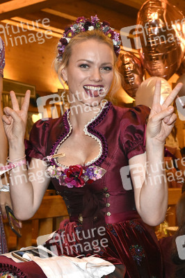 Madlwiesn im Schützen-Festzelt auf dem Oktoberfest 2018 in München