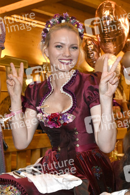 Madlwiesn im Schützen-Festzelt auf dem Oktoberfest 2018 in München