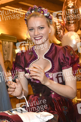 Madlwiesn im Schützen-Festzelt auf dem Oktoberfest 2018 in München