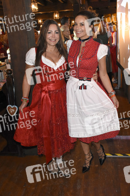 Red Damen Wiesn im Festzelt Zur Bratwurst auf dem Oktoberfest 2018 in München