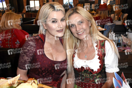 Red Damen Wiesn im Festzelt Zur Bratwurst auf dem Oktoberfest 2018 in München