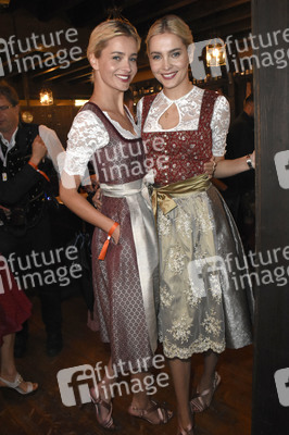 Red Damen Wiesn im Festzelt Zur Bratwurst auf dem Oktoberfest 2018 in München