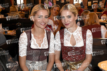 Red Damen Wiesn im Festzelt Zur Bratwurst auf dem Oktoberfest 2018 in München