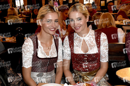 Red Damen Wiesn im Festzelt Zur Bratwurst auf dem Oktoberfest 2018 in München