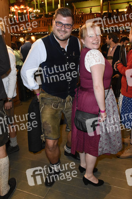 In Kufflers Weinzelt auf dem Oktoberfest 2018 in München