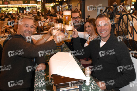 Welt der Wunder Wiesn Treff im Marstall Festzelt auf dem Oktoberfest 2018 in München