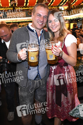 Welt der Wunder Wiesn Treff im Marstall Festzelt auf dem Oktoberfest 2018 in München