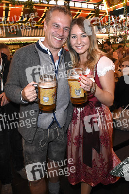 Welt der Wunder Wiesn Treff im Marstall Festzelt auf dem Oktoberfest 2018 in München