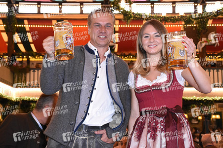 Welt der Wunder Wiesn Treff im Marstall Festzelt auf dem Oktoberfest 2018 in München