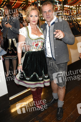 Welt der Wunder Wiesn Treff im Marstall Festzelt auf dem Oktoberfest 2018 in München
