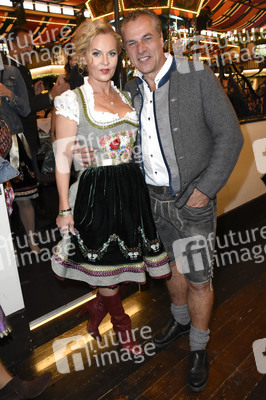 Welt der Wunder Wiesn Treff im Marstall Festzelt auf dem Oktoberfest 2018 in München