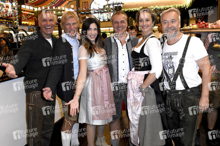 Welt der Wunder Wiesn Treff im Marstall Festzelt auf dem Oktoberfest 2018 in München