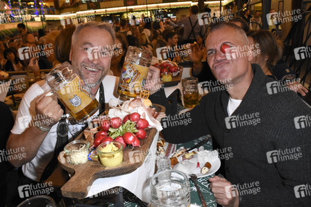 Welt der Wunder Wiesn Treff im Marstall Festzelt auf dem Oktoberfest 2018 in München