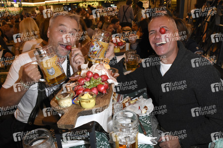 Welt der Wunder Wiesn Treff im Marstall Festzelt auf dem Oktoberfest 2018 in München