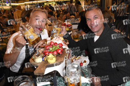 Welt der Wunder Wiesn Treff im Marstall Festzelt auf dem Oktoberfest 2018 in München