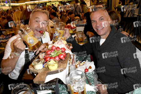 Welt der Wunder Wiesn Treff im Marstall Festzelt auf dem Oktoberfest 2018 in München