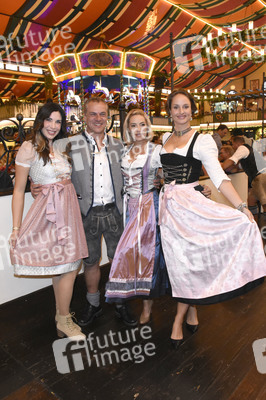 Welt der Wunder Wiesn Treff im Marstall Festzelt auf dem Oktoberfest 2018 in München
