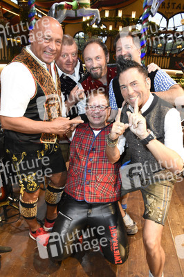 Welt der Wunder Wiesn Treff im Marstall Festzelt auf dem Oktoberfest 2018 in München