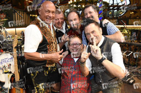 Welt der Wunder Wiesn Treff im Marstall Festzelt auf dem Oktoberfest 2018 in München