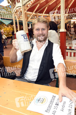 Fototermin mit Seiler und Speer und LaBrassBanda auf dem Oktoberfest 2018 in München