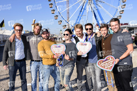 Fototermin mit Seiler und Speer und LaBrassBanda auf dem Oktoberfest 2018 in München