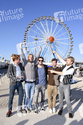 Fototermin mit Seiler und Speer und LaBrassBanda auf dem Oktoberfest 2018 in München
