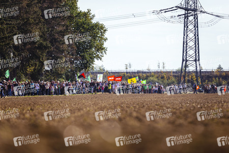 Großdemo 'Wald retten - Kohle stoppen' am Hambacher Wald