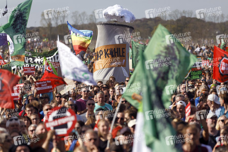 Großdemo 'Wald retten - Kohle stoppen' am Hambacher Wald