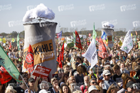 Großdemo 'Wald retten - Kohle stoppen' am Hambacher Wald